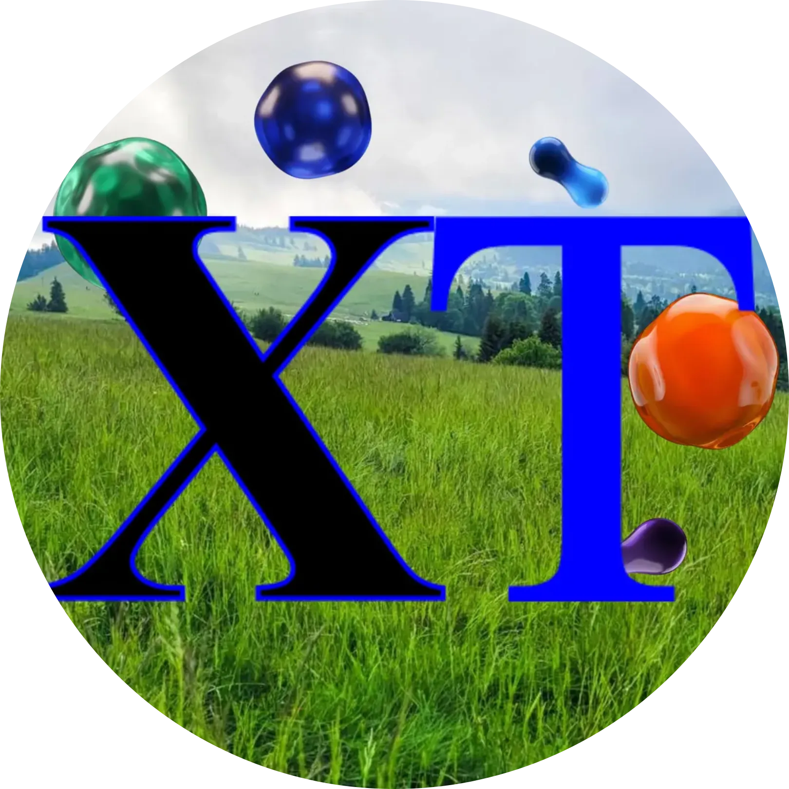 Logotipo XT de Xpertia Tech sobre una pradera verde con esferas de colores
